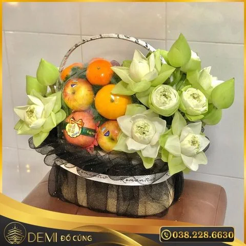 GIỎ TRÁI CÂY KÈM HOA SEN