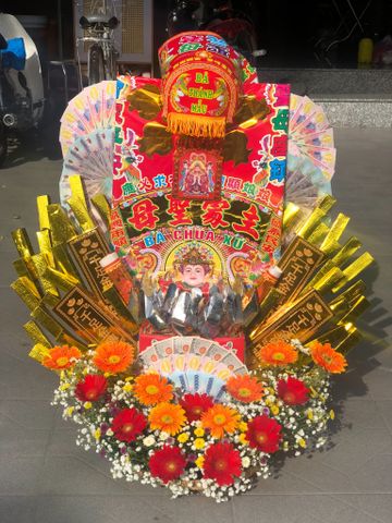 MÂM ÁO BÀ GIẤY KÈM HOA TƯƠI